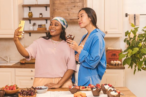 Quels sont les conseils pour un far breton aux pruneaux avec une texture dense et fondante ?