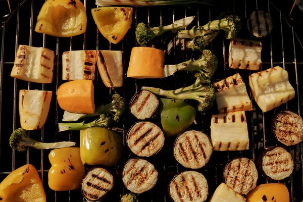 Comment cuisiner des plats de légumes grillés sans huile pour un repas sain et savoureux?